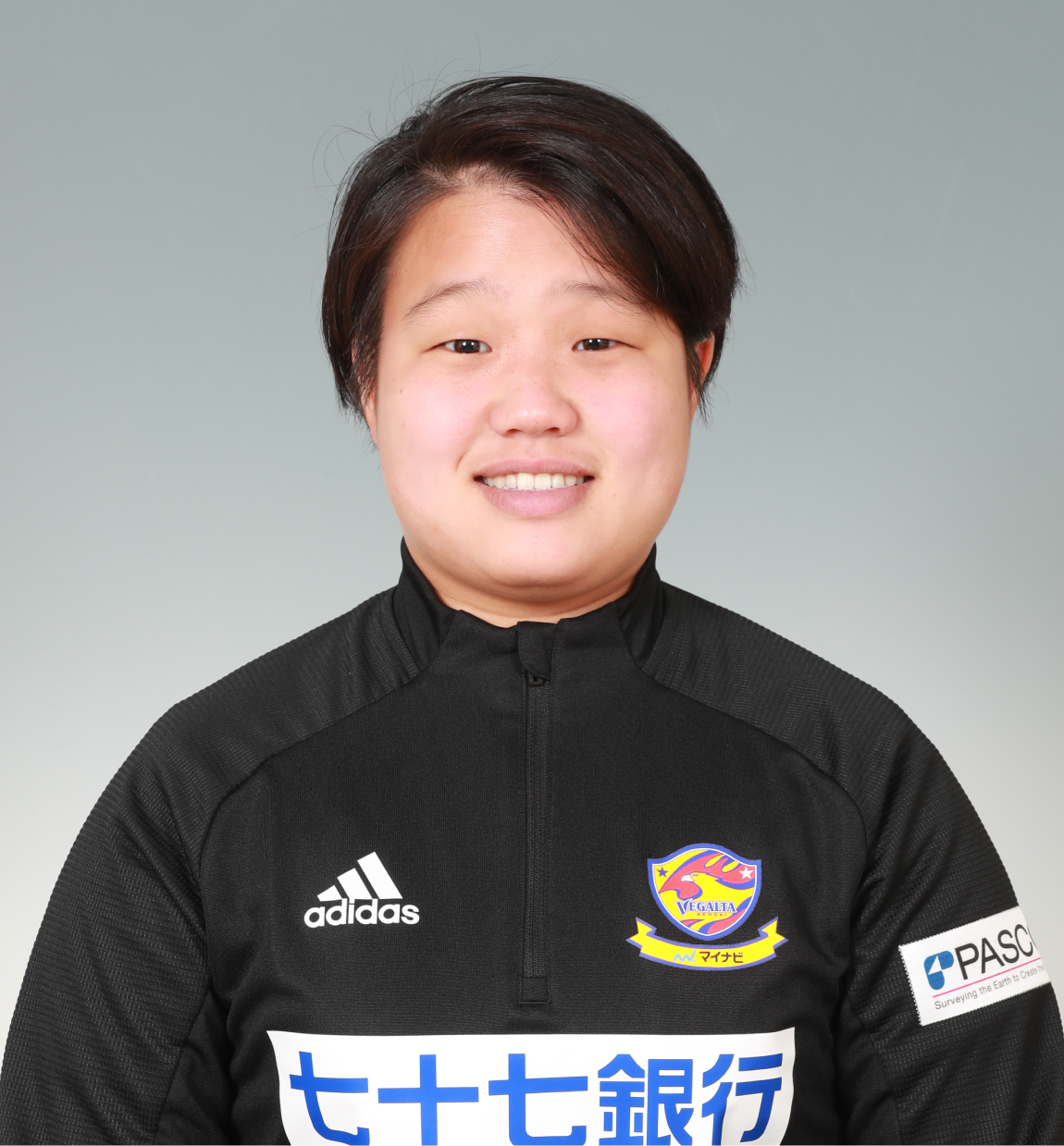 レディースアカデミーコーチ 手塚 七海の写真を紹介